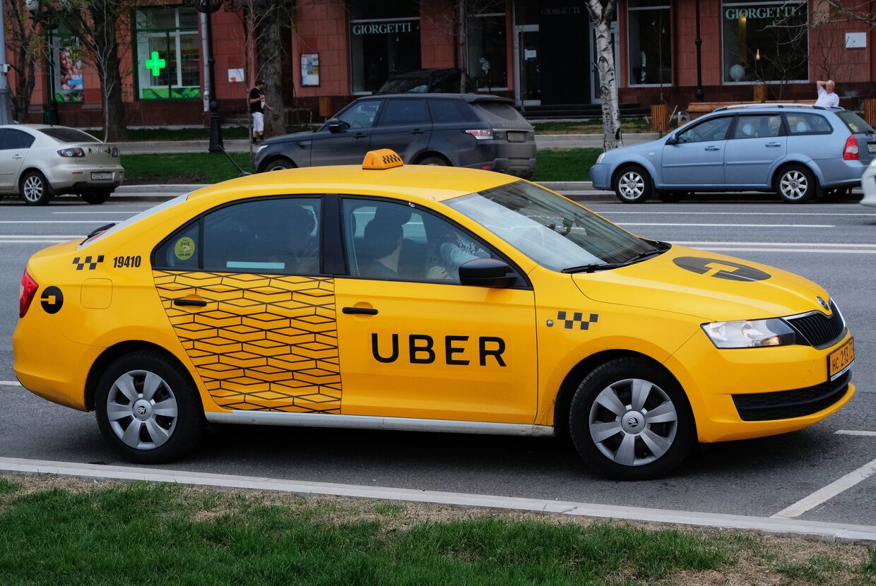 Автомобиль службы такси Убер