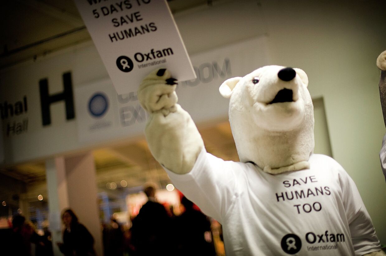 Белые медведи протестуют в защиту людей на саммите ООН по климату в Копенгагене в 2009 году