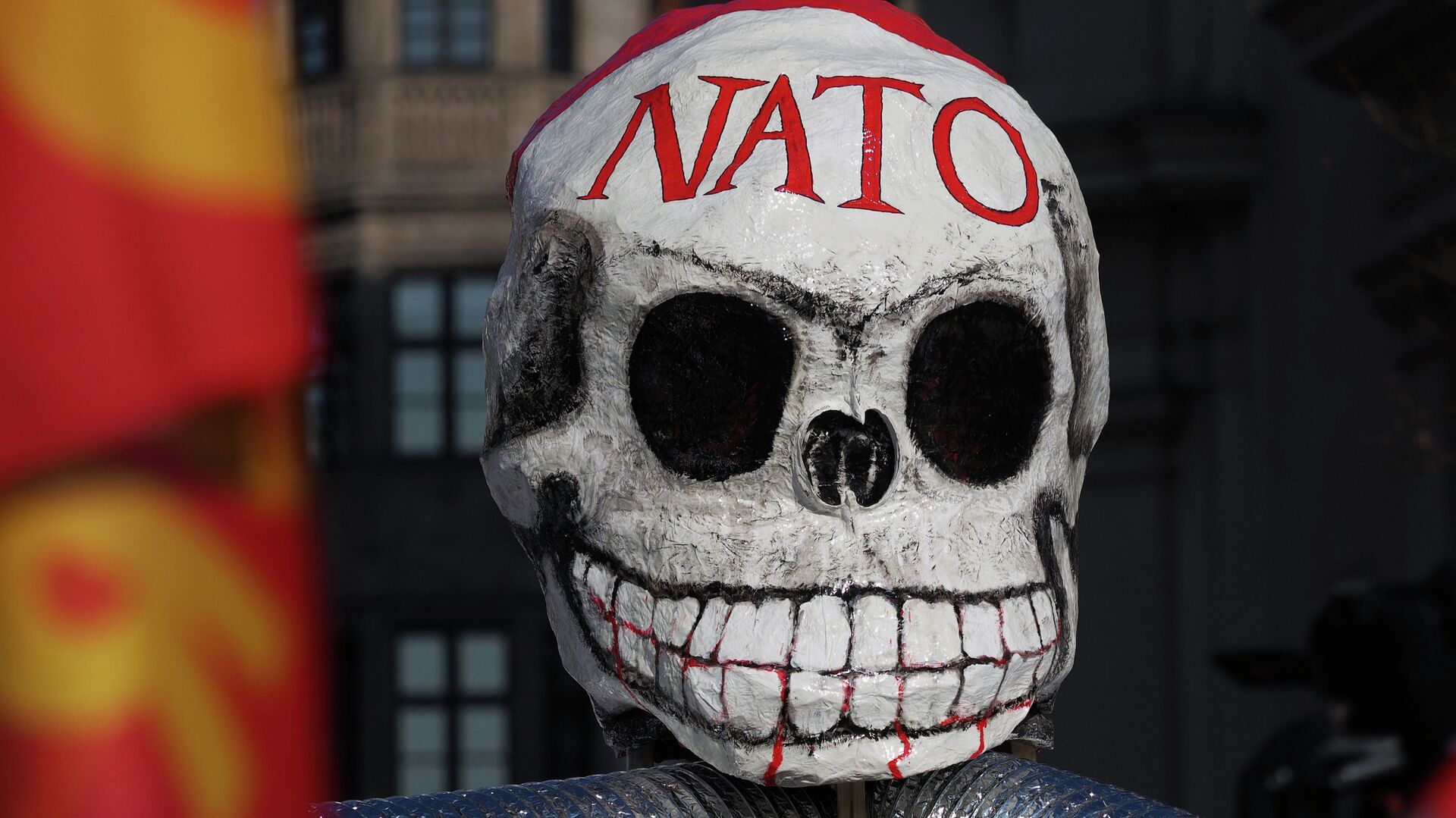 Маска на демонстрации против политики НАТО на площади у городской ратуши в Мюнхене - ИноСМИ, 1920, 08.10.2021