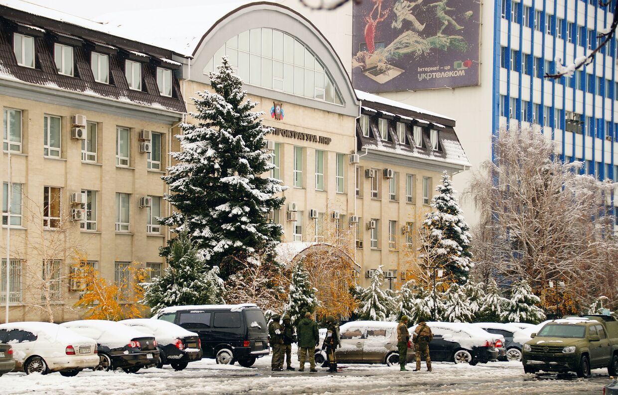 Люди в форме у здания прокуратуры в Луганске