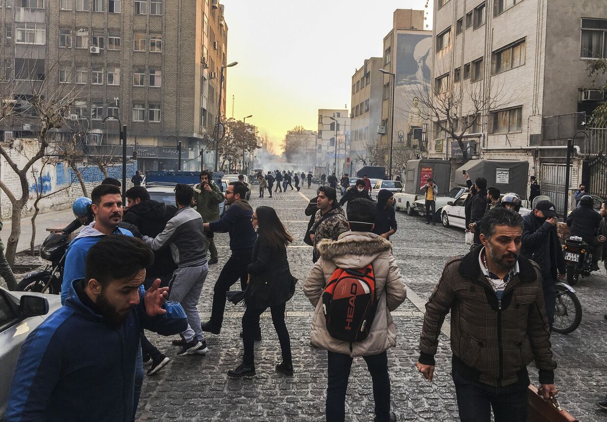 Участники акции протеста в Тегеране, Иран. 30 декабря 2017