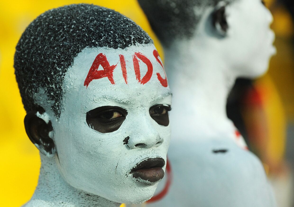 Болельщик на футбольбном матче между командами Египта и Камеруна в Аккре с надписью на лбу «СПИД»