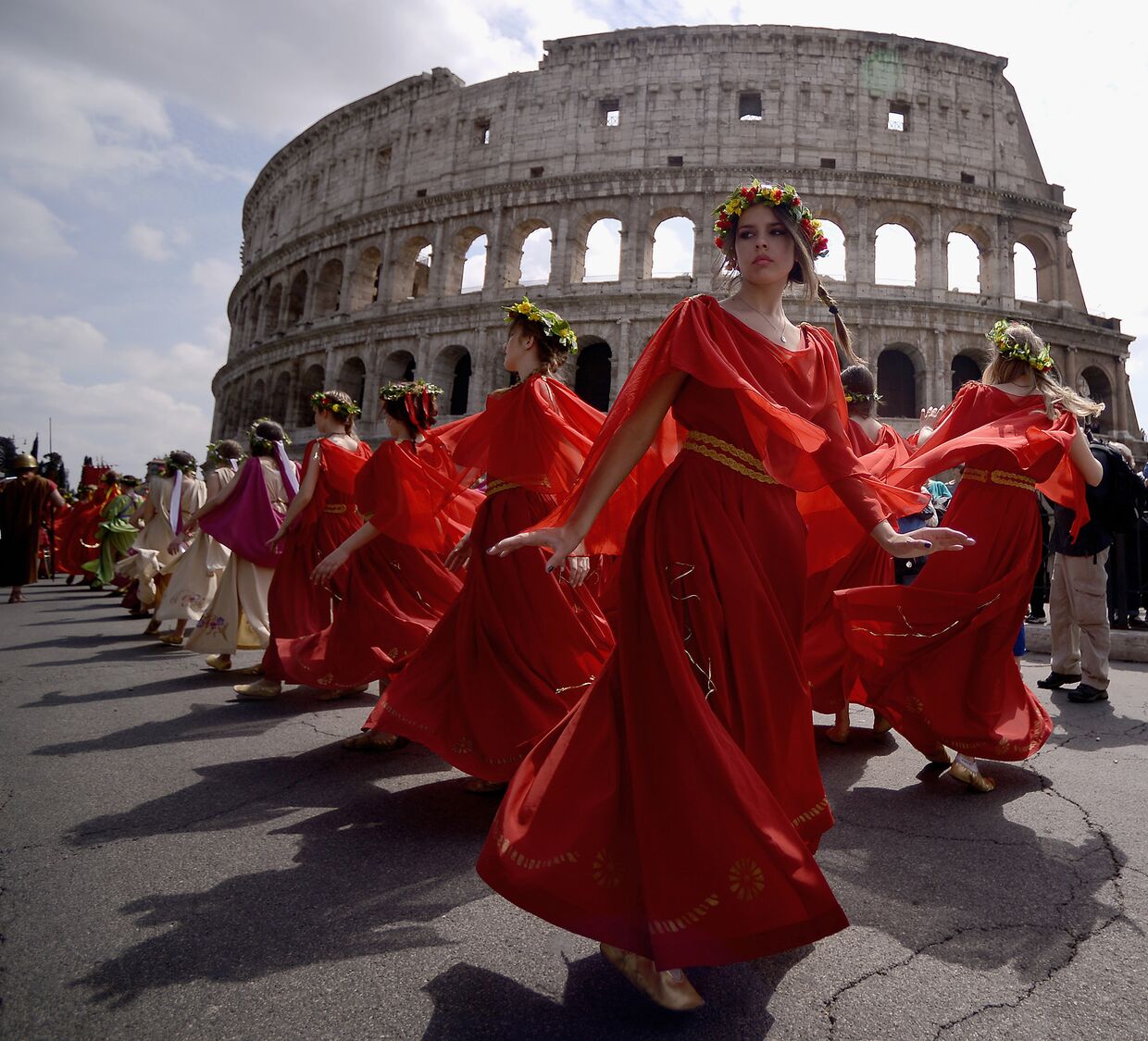 Женщины в исторических костюмах возле Колизея, Рим