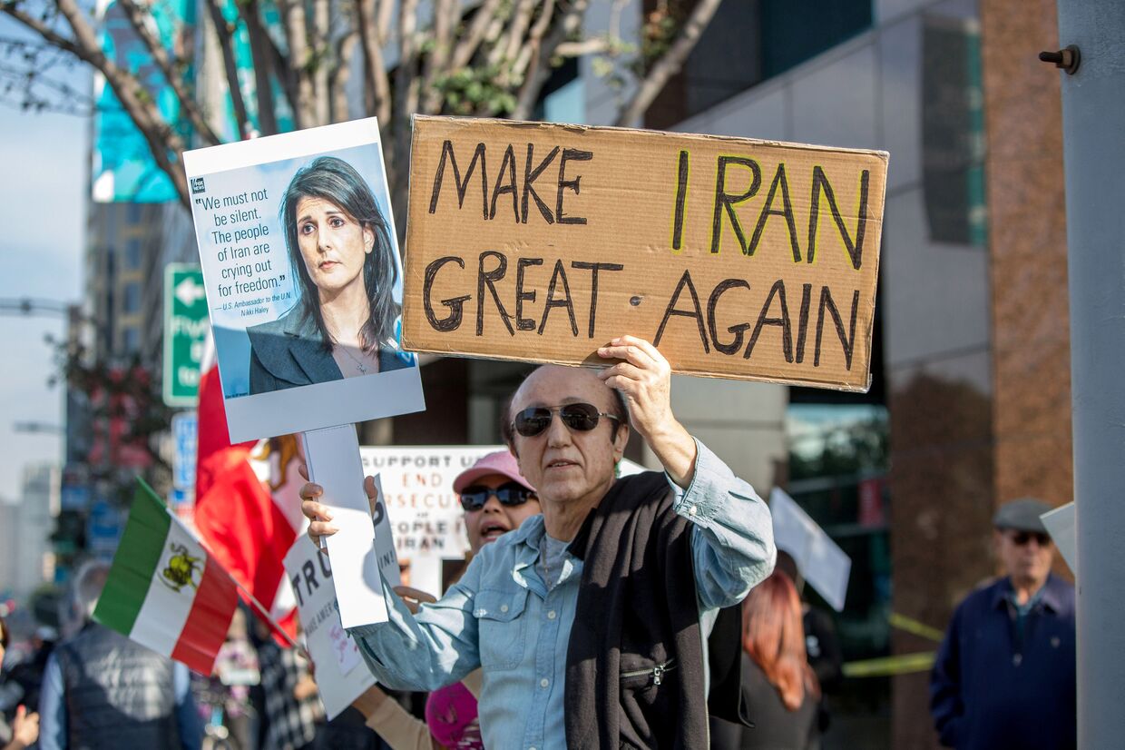 Митинг в поддержку антиправительственных протестов в Иране в Лос-Анджелесе, США