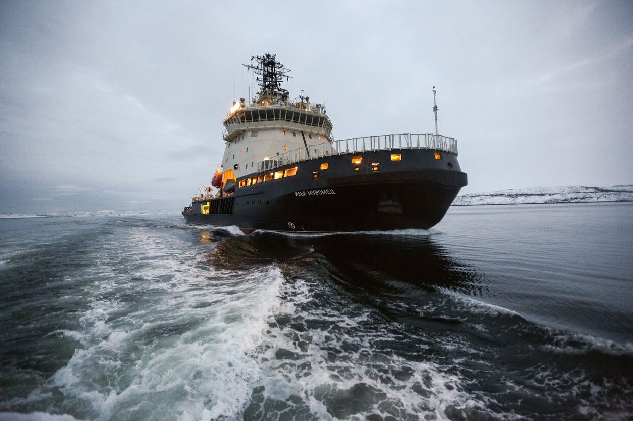 Дизель-электрический ледокол Илья Муромец прибывает на базу в Североморске. 2 января 2018