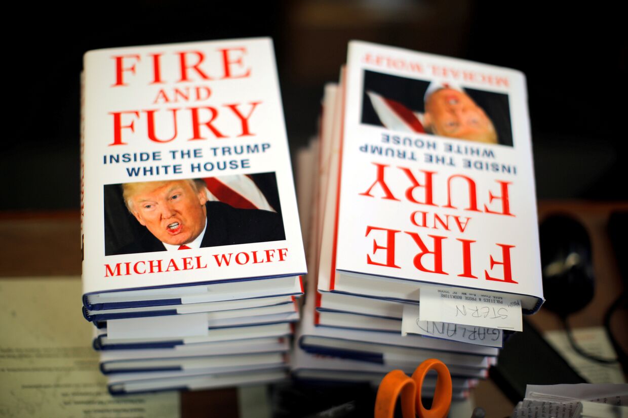 Стопки книг Майкла Вульфа «Огонь и ярость» в книжном магазине в Вашингтоне