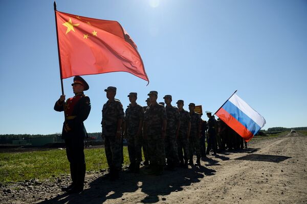 Участники российской и китайской команд на церемонии закрытия международного конкурса Отличники войсковой разведки Участники российской и китайской команд на церемонии закрытия международного конкурса Отличники войсковой разведки