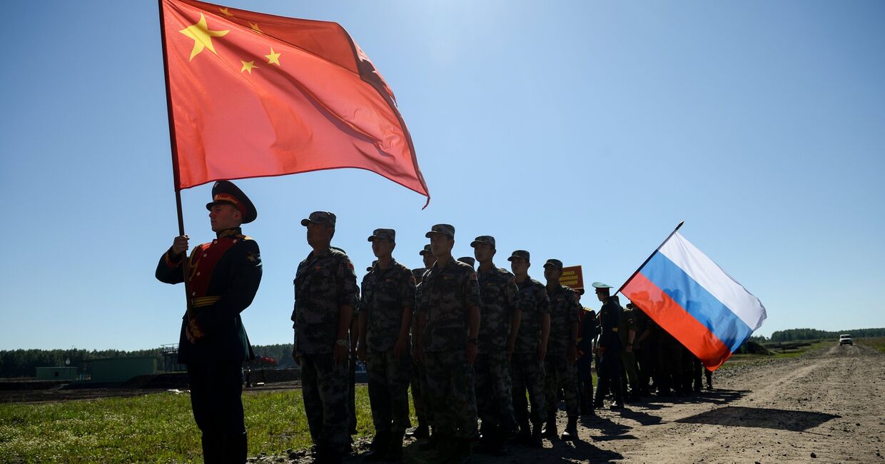 Участники российской и китайской команд на церемонии закрытия международного конкурса Отличники войсковой разведки