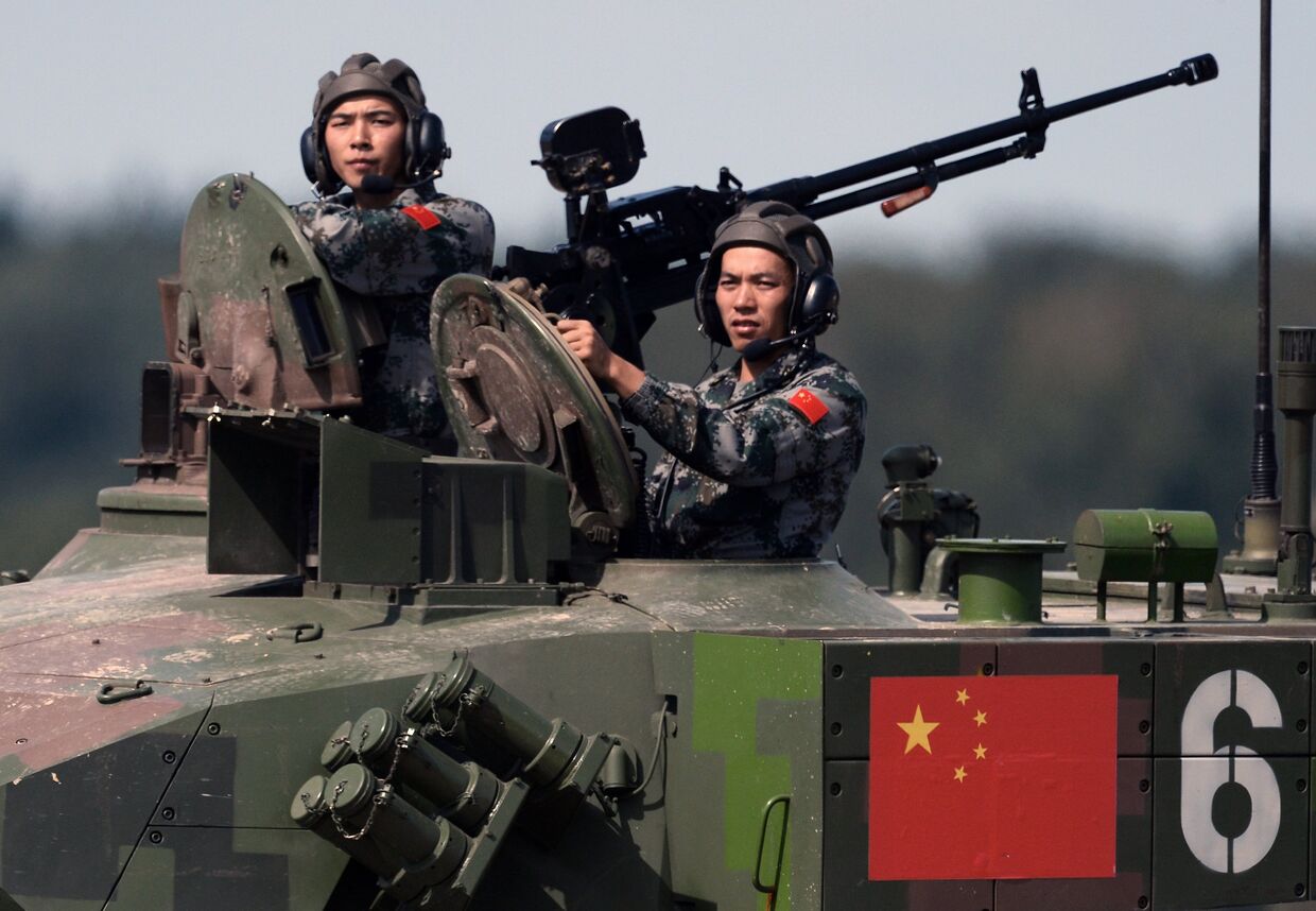 Команда Китая во время соревнований по танковому биатлону