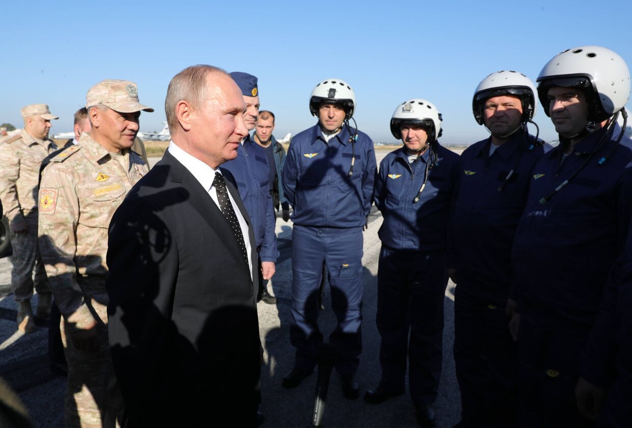 Владимир Путин общается с военнослужащими во время посещения авиабазы Хмеймим в Сирии. 11 декабря 2017