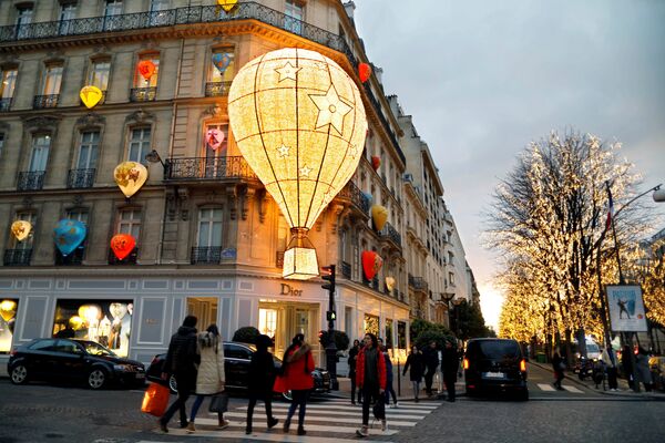 Праздничное украшение магазина «Диор» (Dior) в Париже