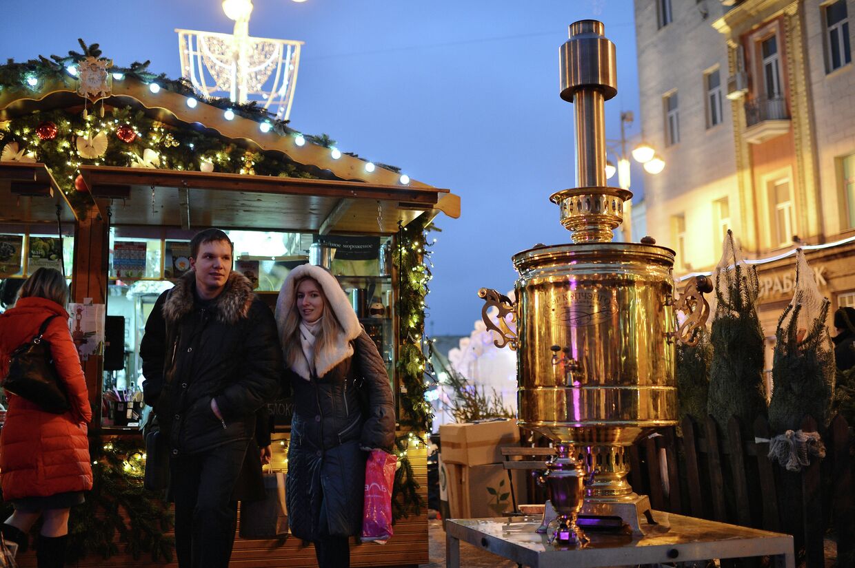 Посетители на рождественской ярмарке Москва на Тверской площади