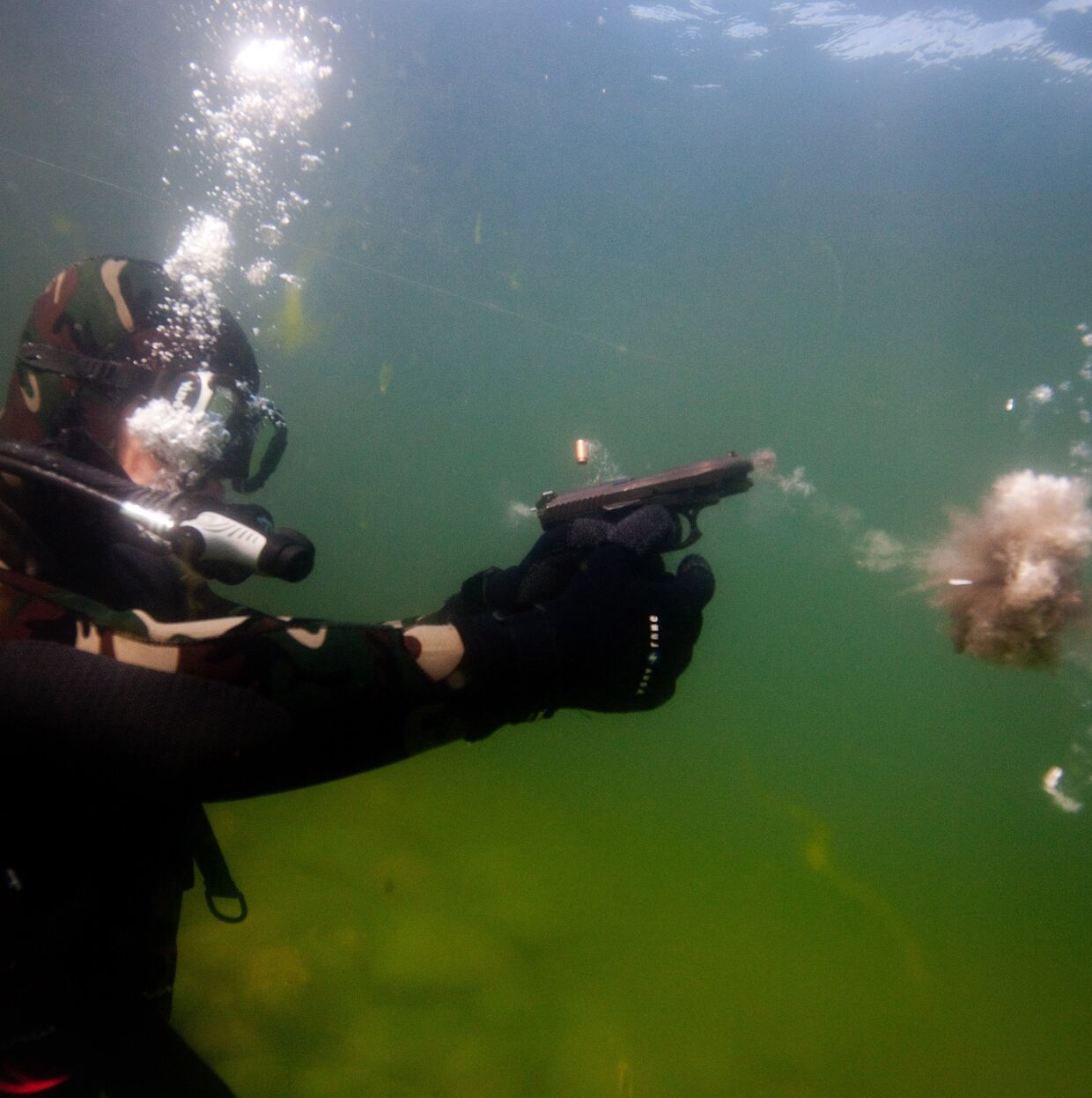 Учебная стрельба из двухсредного пистолетного комплекса ГШ-18 под водой во время учебно-методических сборов водолазов-взрывников