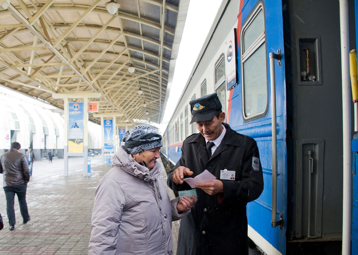 Пассажиры на железнодорожном вокзале в Астане