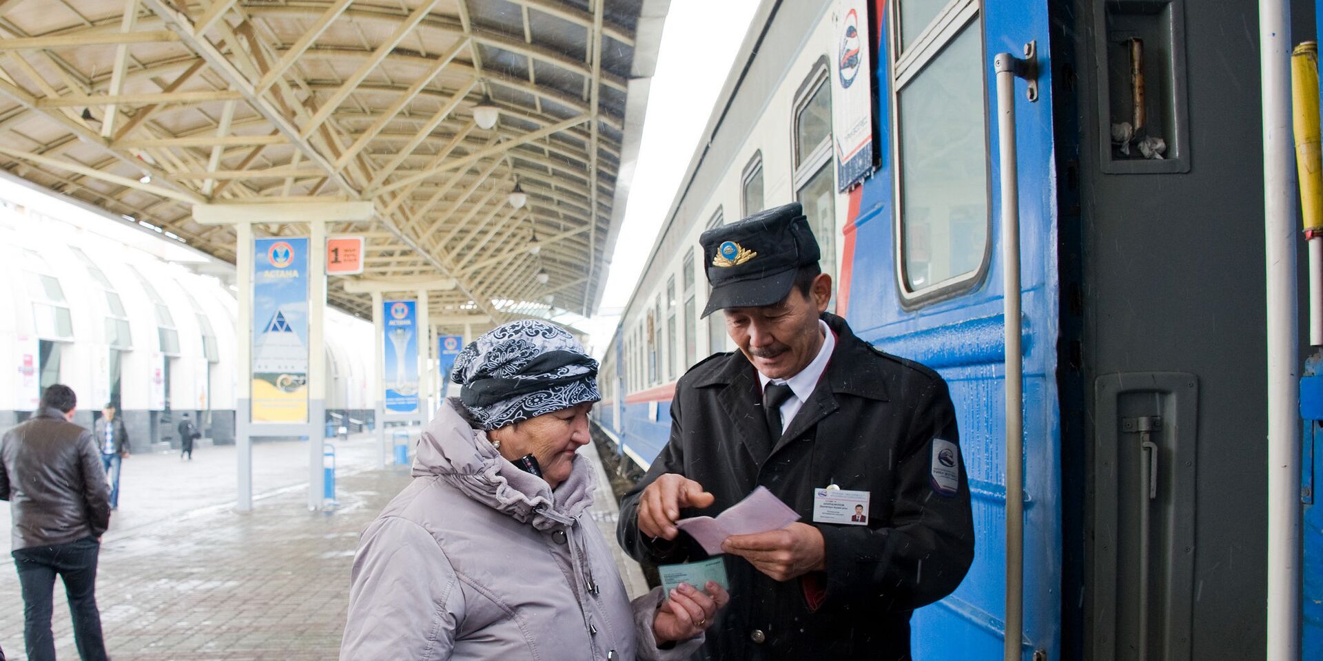 Пассажиры на железнодорожном вокзале в Астане - ИноСМИ, 1920, 04.06.2022