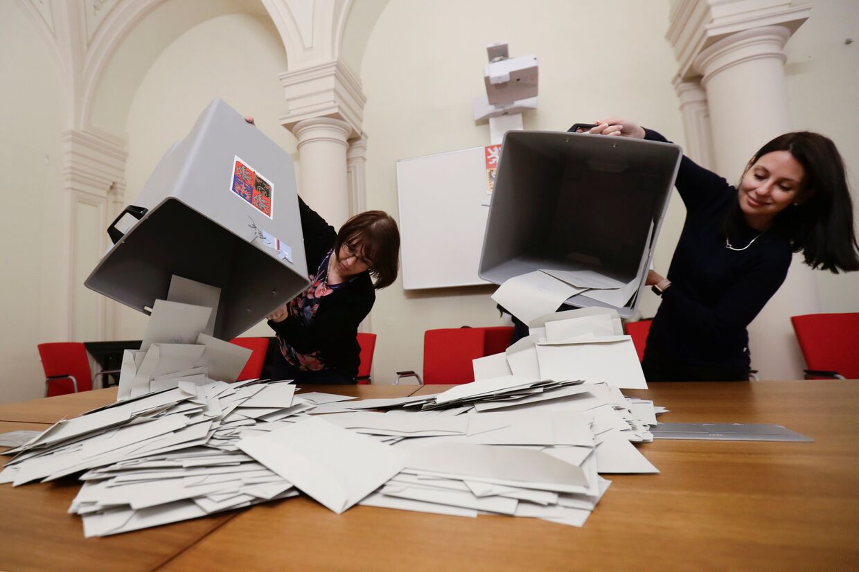 Члены избирательной комиссии перед подсчетом голосов первого тура президентских выборов в Праге, Чехия. 13 января 2018