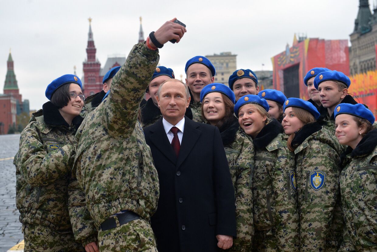 Президент России Владимир Путин фотографируется с участниками военно-патриотического центра Вымпел