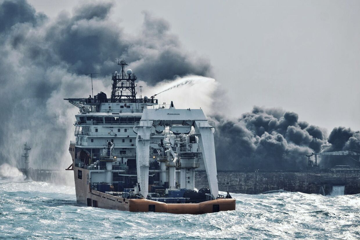 Тушение пожара на танкере SANCHI в Восточно-Китайском море
