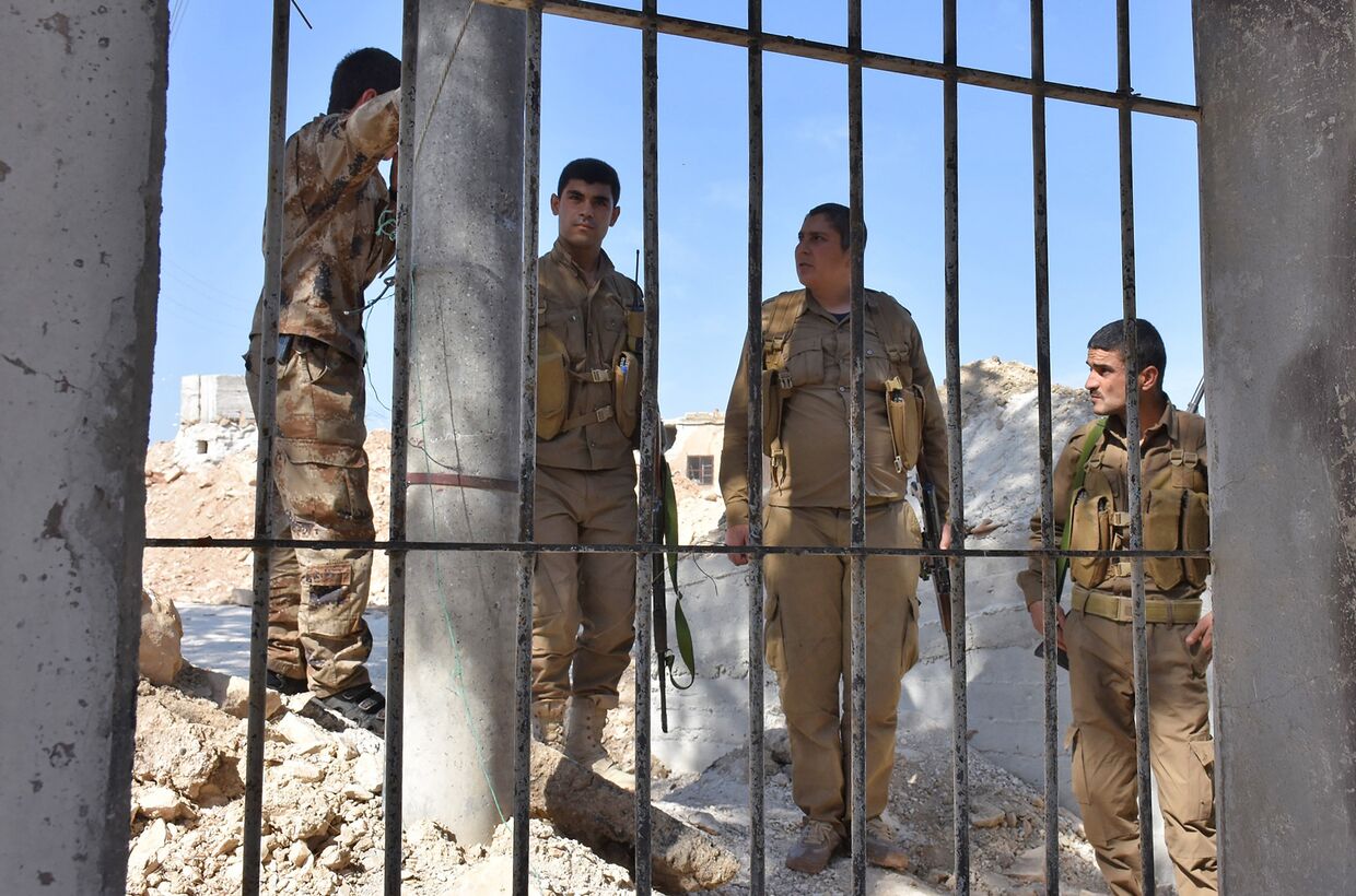 Бойцы отряда народной самообороны (YPG) в городе Африн недалеко от границы Сирии и Турции