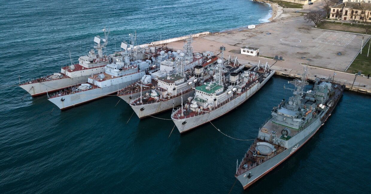 Корабли, которые ранее входили в состав военно-морских сил Украины, в бухте Севастополя. 13 января 2017