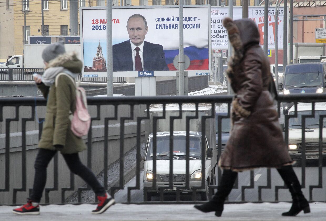 Предвыборный баннер в поддержку действующего президента РФ Владимира Путина в Санкт-Петербурге