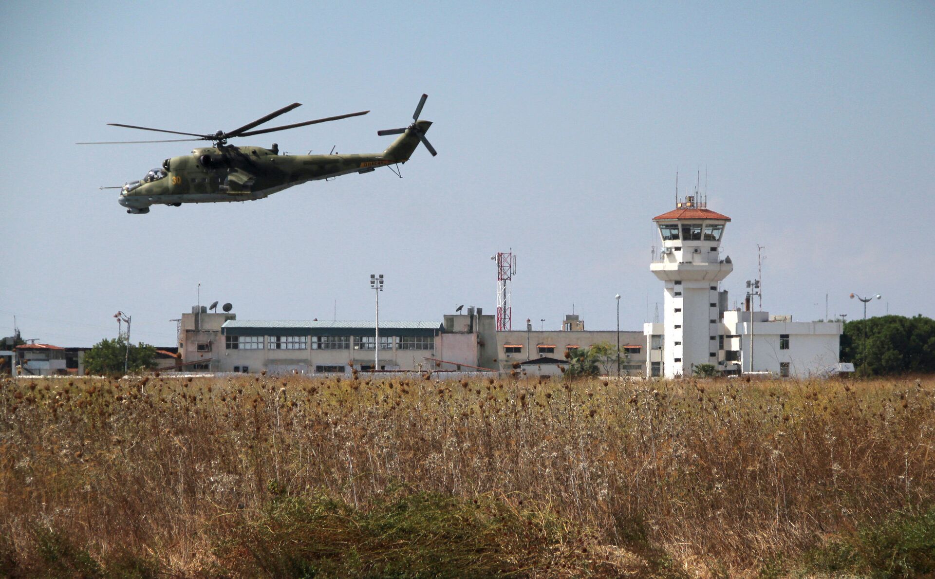 Российский вертолет Ми-24 во время облета авиабазы Хмеймим в Сирии - ИноСМИ, 1920, 06.04.2026