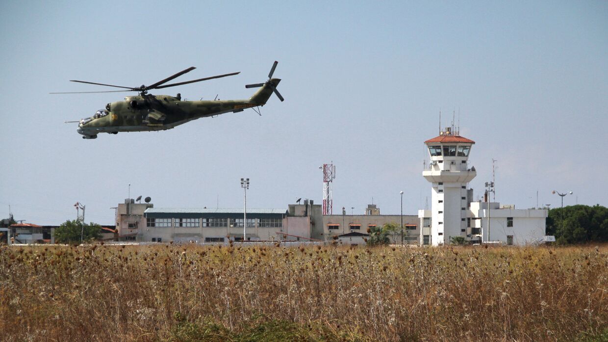 Российский вертолет Ми-24 во время облета авиабазы Хмеймим в Сирии