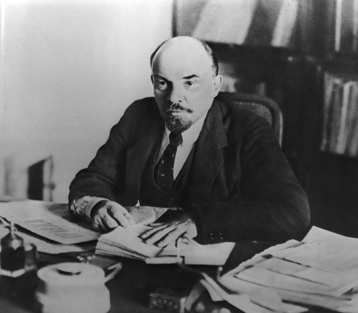 Владимир Ильич Ленин в своем кабинете в Кремле. 16 октября 1918