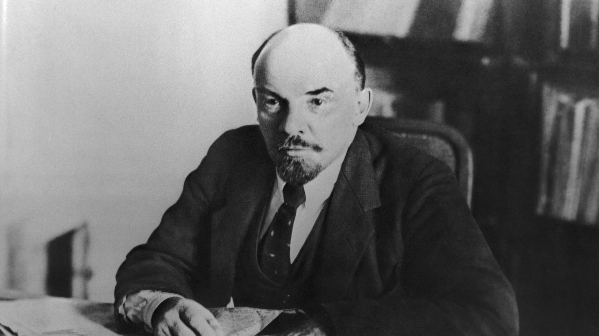 Владимир Ильич Ленин в своем кабинете в Кремле. 16 октября 1918 - ИноСМИ, 1920, 19.04.2021
