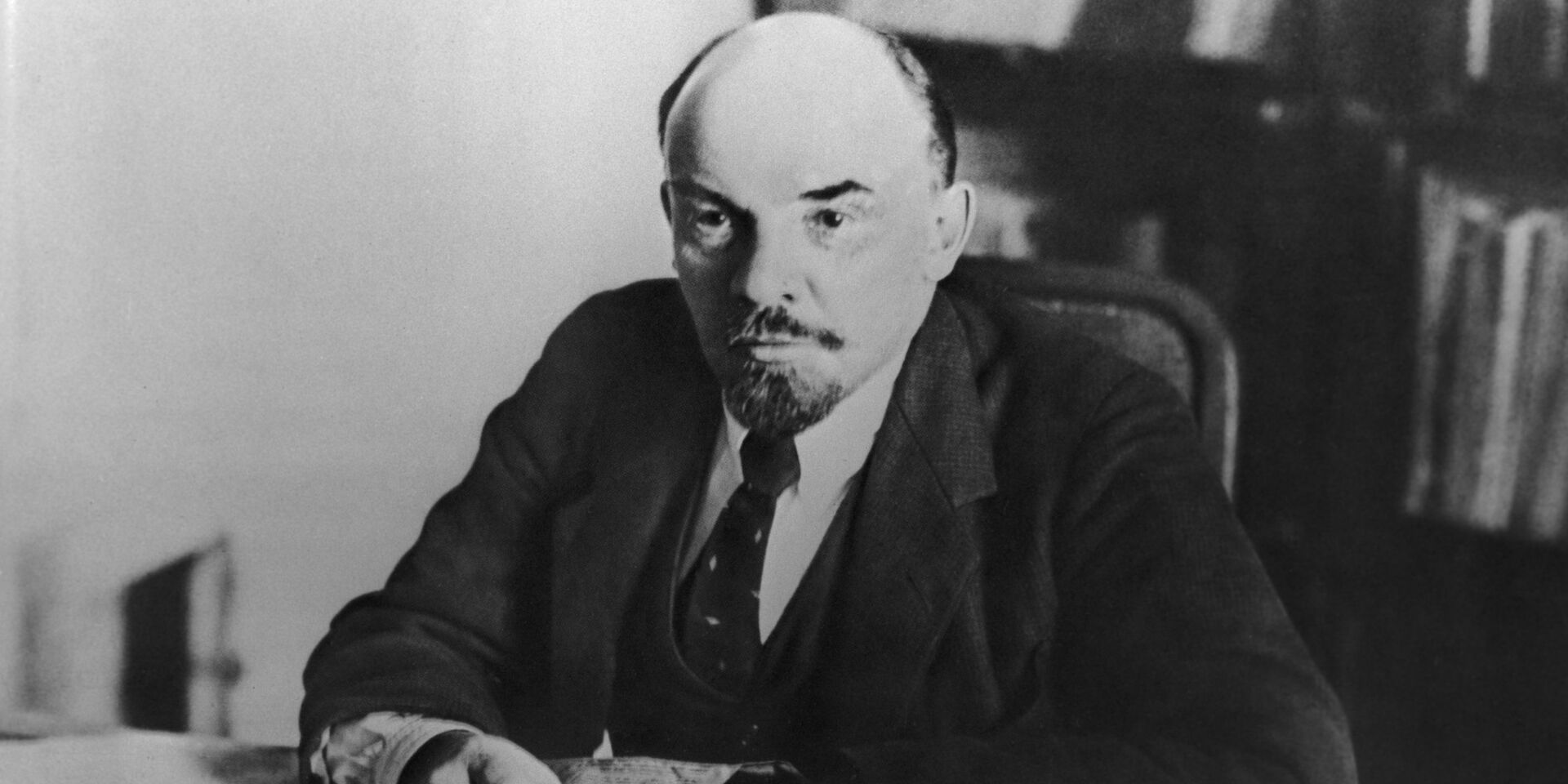 Владимир Ильич Ленин в своем кабинете в Кремле. 16 октября 1918 - ИноСМИ, 1920, 19.04.2021