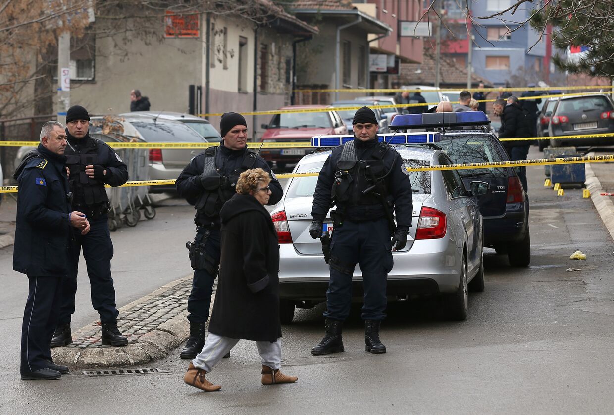 Полицейские на месте убийства политика Оливера Ивановича в Косовска-Митровице