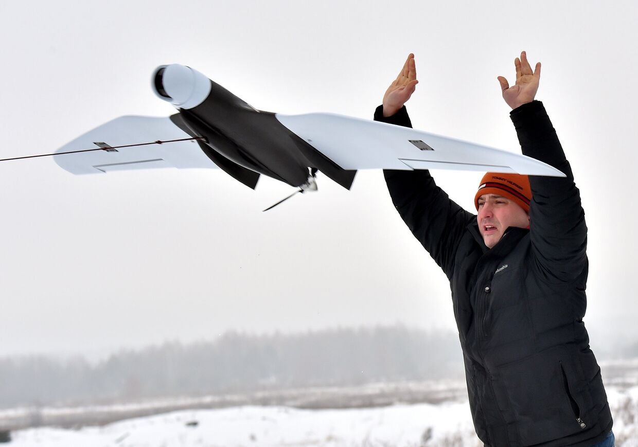Оператор запускает украинский беспилотный разведывательный аппарат «Зритель-М» (Spectator-M)