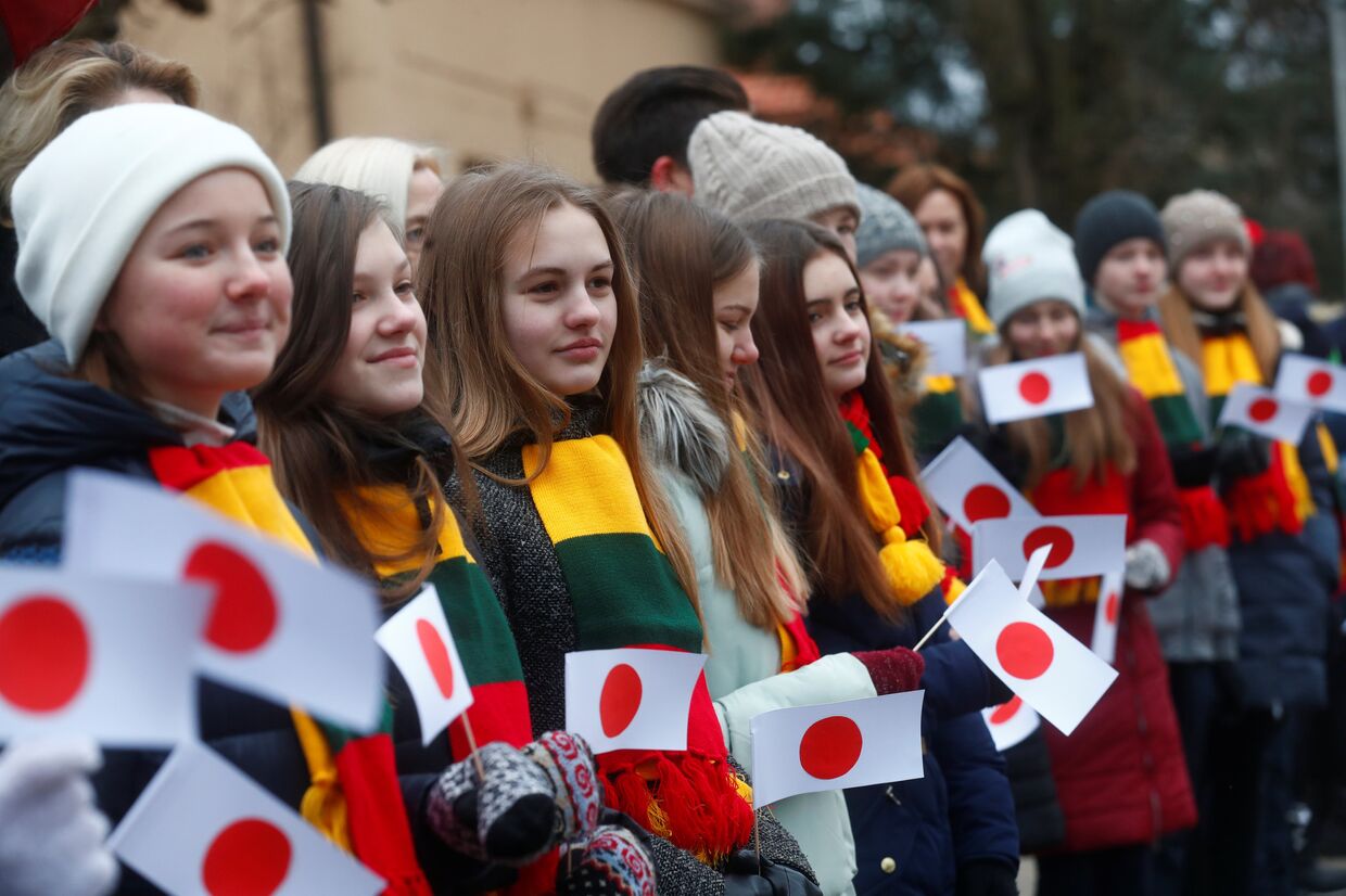 Дети встречают премьер-министра Японии Синдзо Абэ в Каунасе, Литва