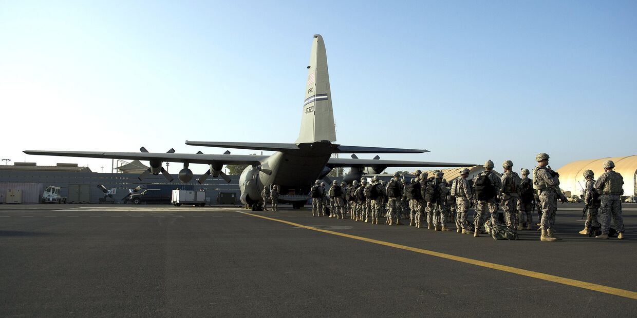 Американские солдаты и самолет C-130 «Геркулес»
