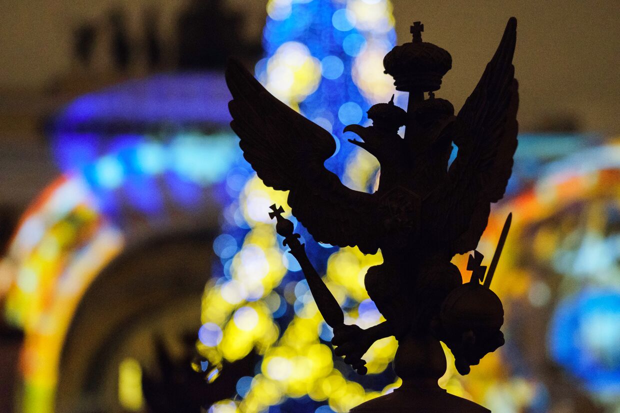 Двуглавый орел со скипетром и державой на Дворцовой площади в Санкт-Петербурге