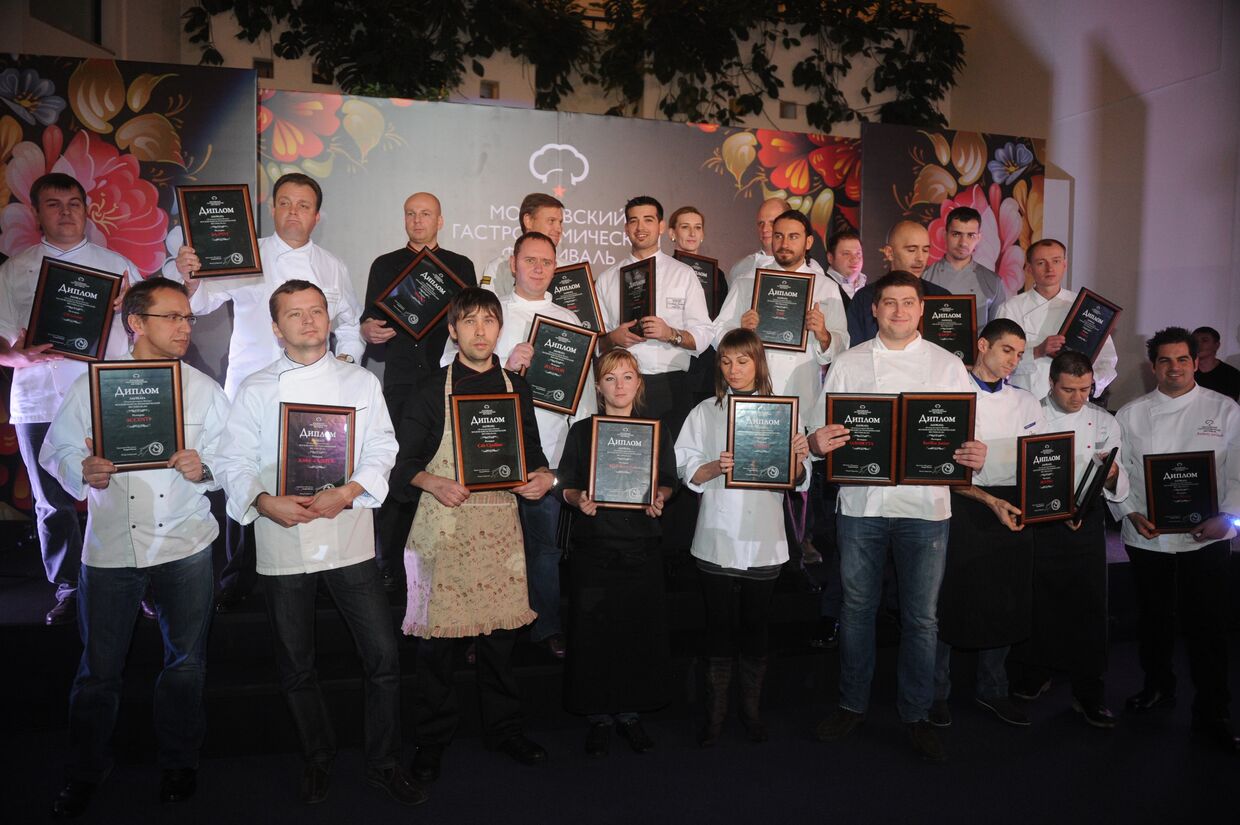 Шеф-повара ресторанов, получившие премии ежегодного московского гастрономического фестиваля, на церемонии награждения.