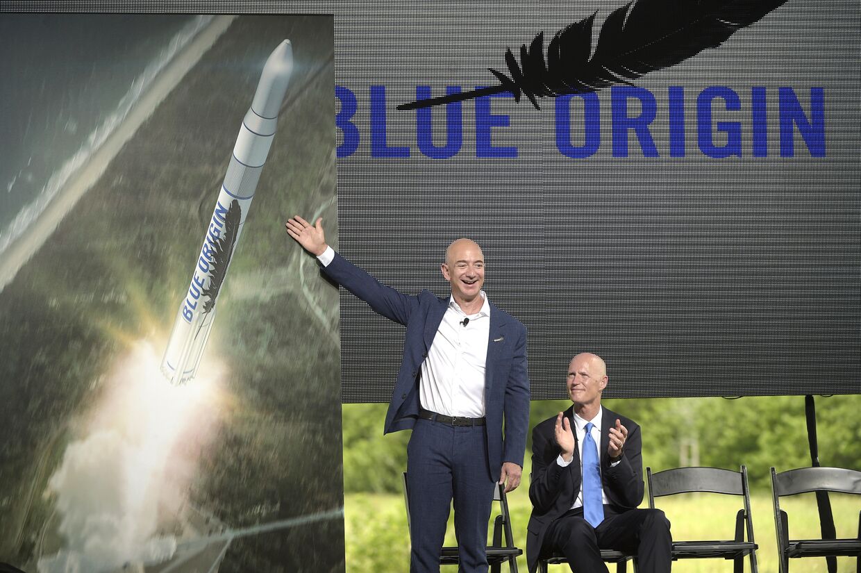 Генеральный директор Amazon Джефф Безос представляет новую ракету Blue Origin, 2015