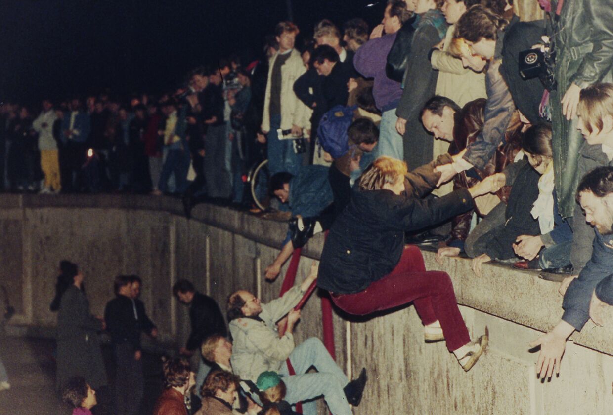 Жители Восточного и Западного Берлина на Берлинской стене