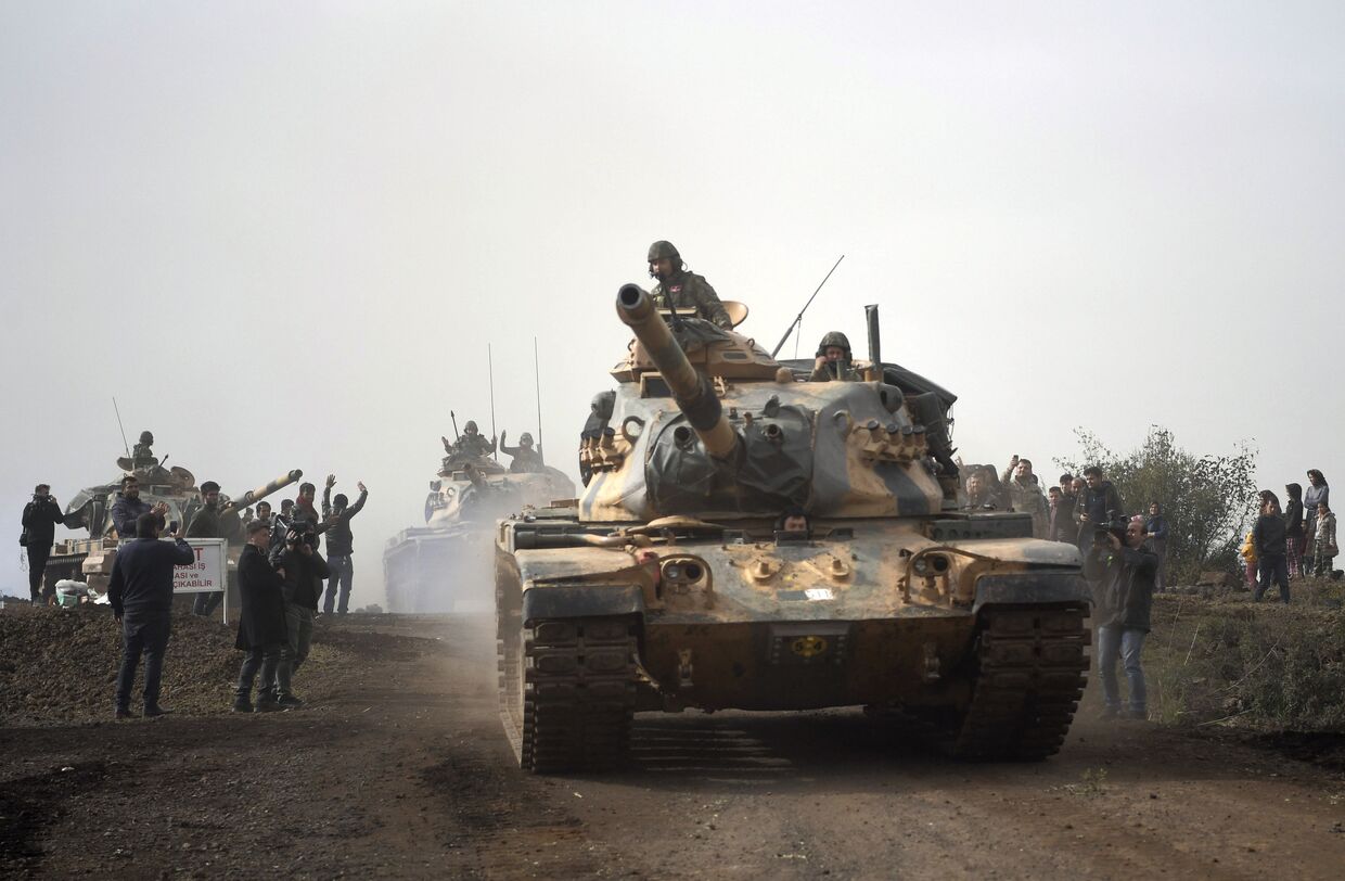 Турецкие танки въезжают в Африн, Сирия. 22 января 2018
