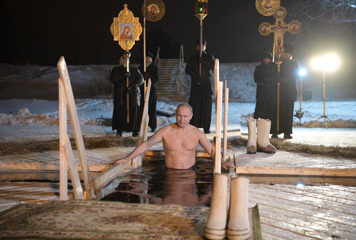 Президент РФ Владимир Путин окунается в иордани во время праздничного купания в православный праздник Крещения Господня в мужском монастыре Нило-Столобенской пустыни на озере Селигер