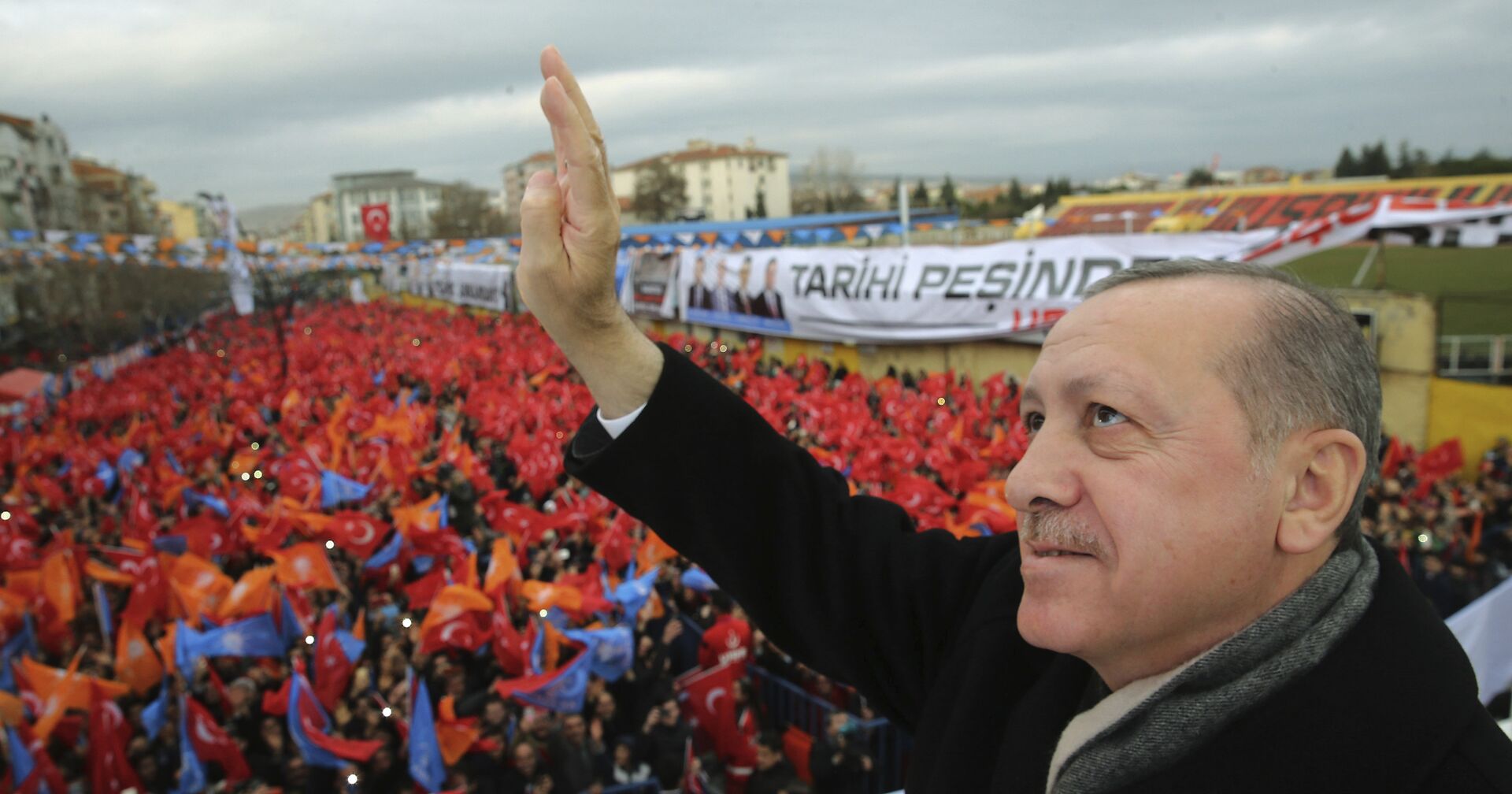 Президент Турции Реджеп Тайип Эрдоган во время обращения к своим сторонникам в Усаке в западной Турции. 20 января 2018 - ИноСМИ, 1920, 24.08.2021