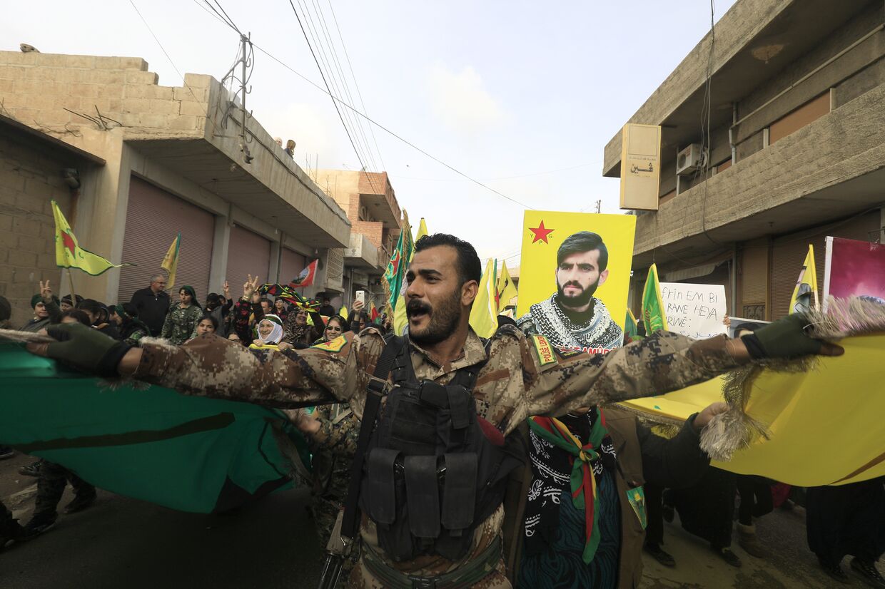 Курдские сылилы самообороны во время демонстрации в городе Амуд против турецкого вторжения в  Африн на границе Сирии и Турции. 21 января 2018