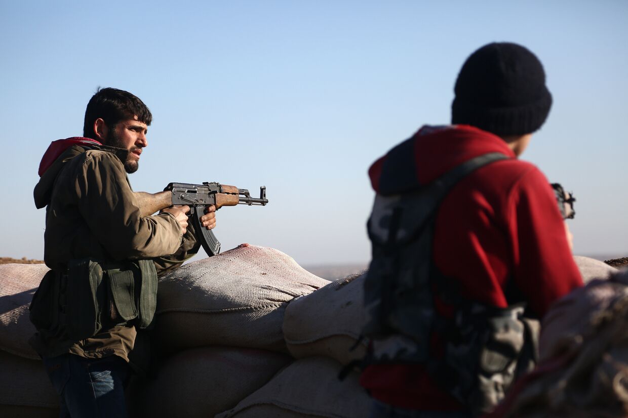 Бойцы Свободной сирийской армии стреляют в позиции курдов в районе Африн. 20 января 2018