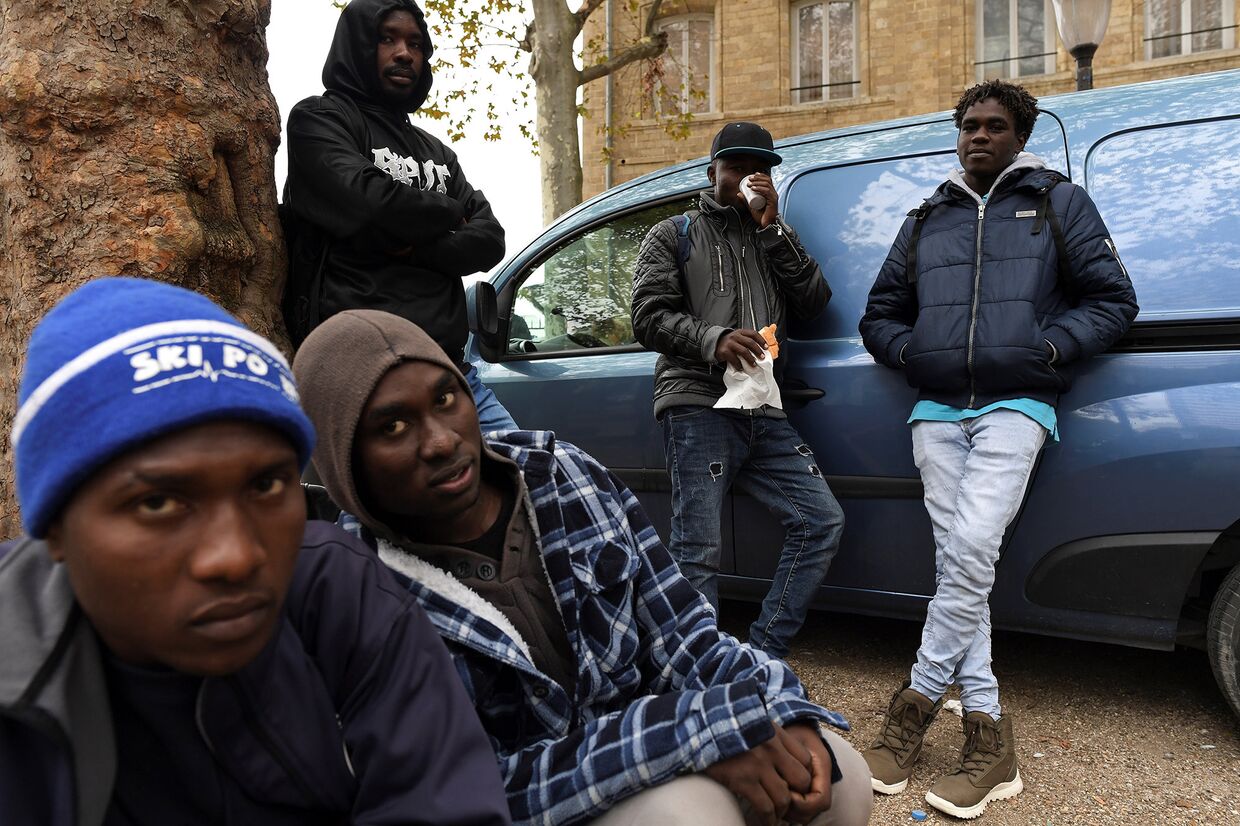 Мигранты в ожидании раздачи еды, распределяемой ассоциацией Utopia 56 в Париже