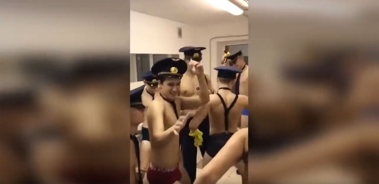 Стоп-кадр из видео курсантов Ульяновского авиационного училища
