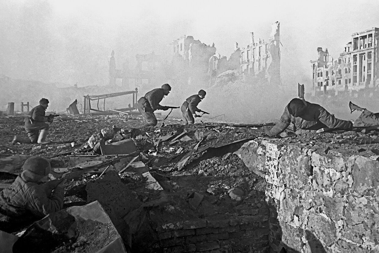 Советские солдаты штурмуют здание в Сталинграде