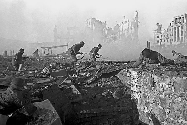 Советские солдаты штурмуют здание в Сталинграде.
