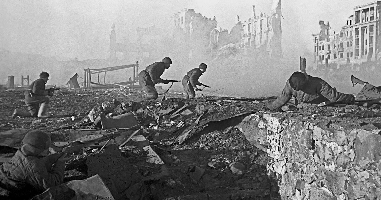 Советские солдаты штурмуют здание в Сталинграде