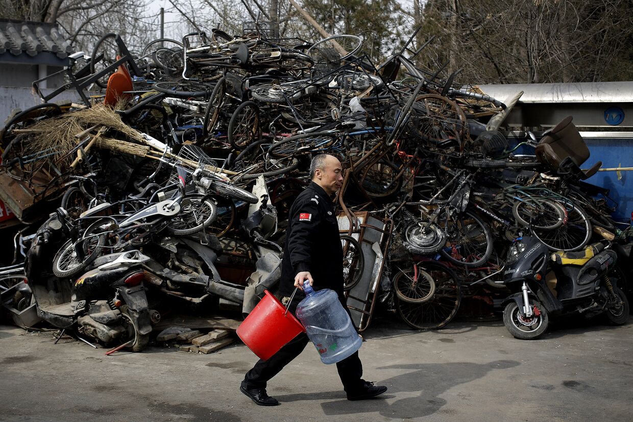 Свалка велосипедов возле центра утилизации отходов в Пекине