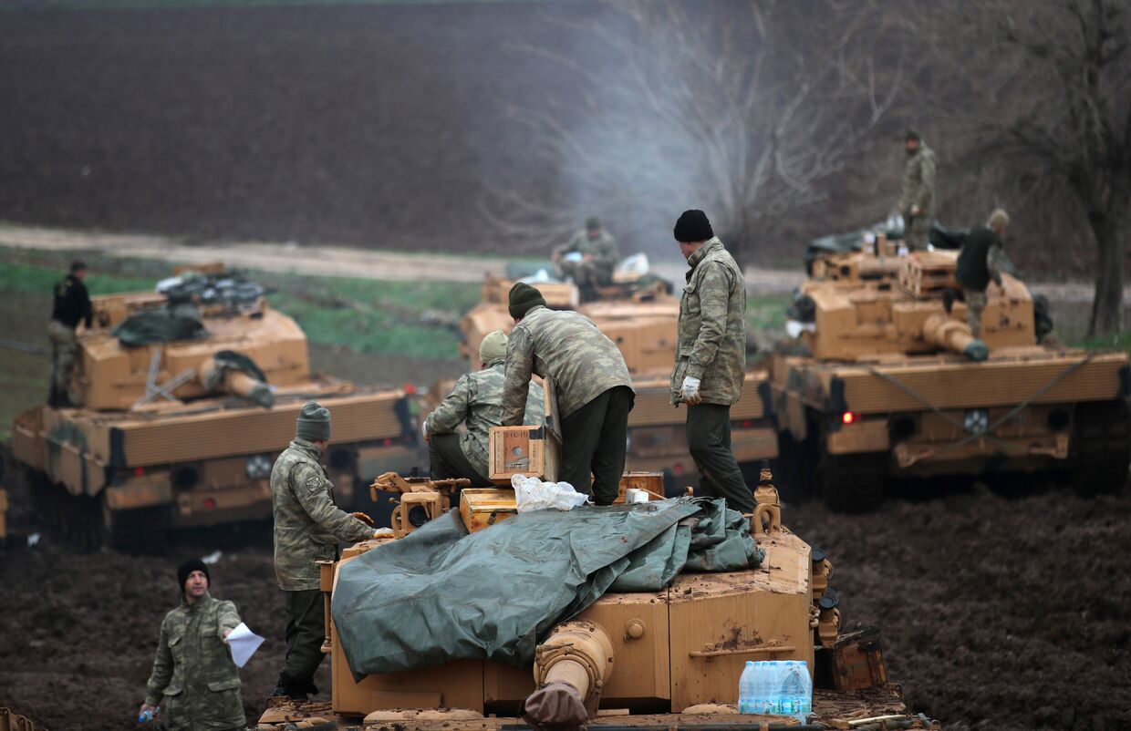 Турецкие солдаты и техника у турецко-сирийской границы в провинции Хатай